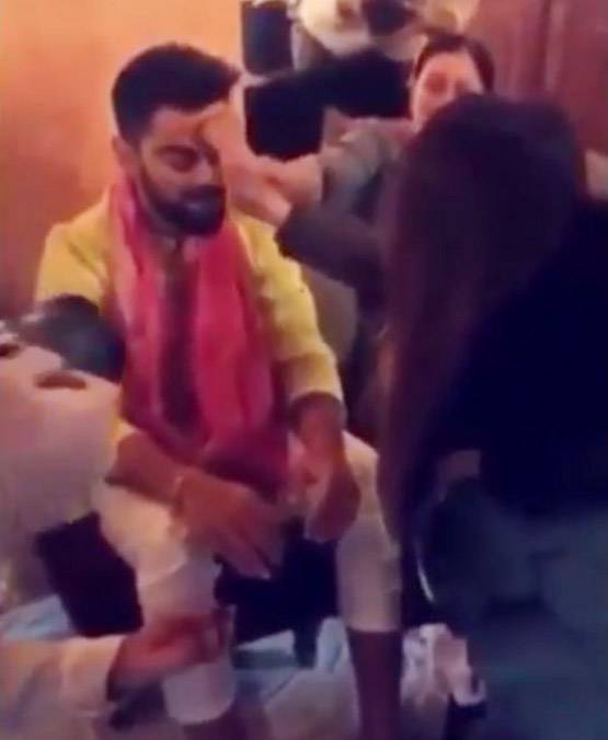 शादी के बाद वायरल हुई विराट-अनुष्का की हर तस्वीर, यहां देखें एलबम