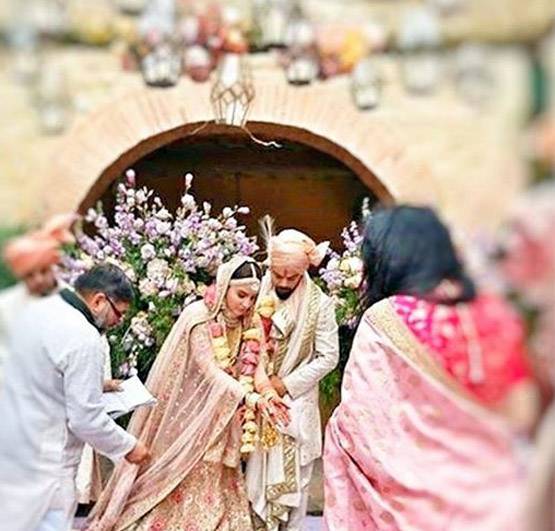 विराट के हनीमून की पहली फोटो, अनुष्का ने लिखा- स्वर्ग में हूं