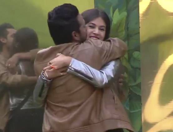 Bigg Boss में इमोशनल ट्विस्ट: बॉयफ्रेंड से मिलीं हिना-बंदगी