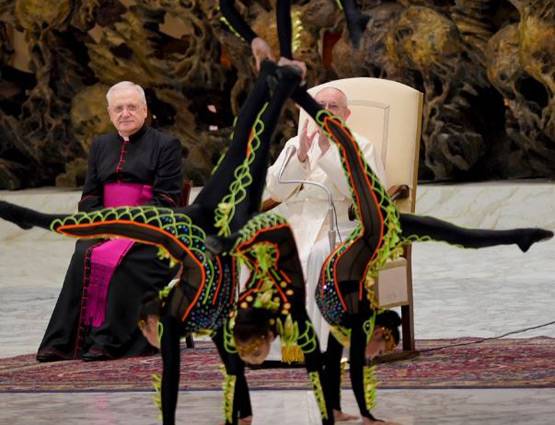 वेटिकन सिटी में सर्कस के कलाकारों और भालुओं का नाच देखते पोप