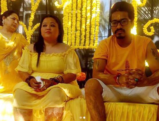 हल्दी सेरेमनी में गाउन में दिखीं भारती, देखें PHOTOS