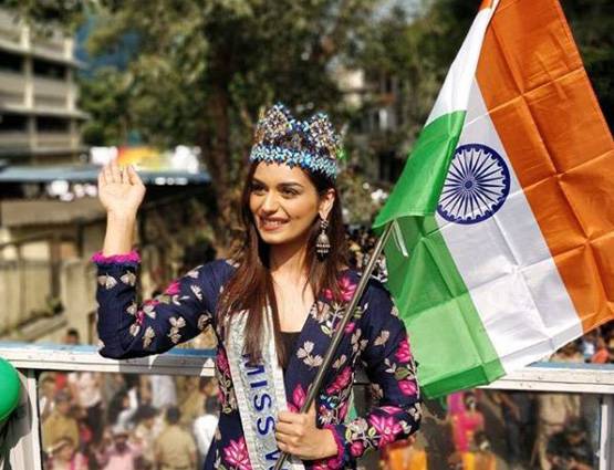 PHOTOS: मुंबई के बाद दिल्ली में मानुषी छिल्लर का रोड शो, उमड़े लोग