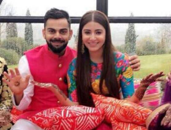 आसानी से विराट को हार नहीं पहना पाईं अनुष्का, देखें शादी की तस्वीरें