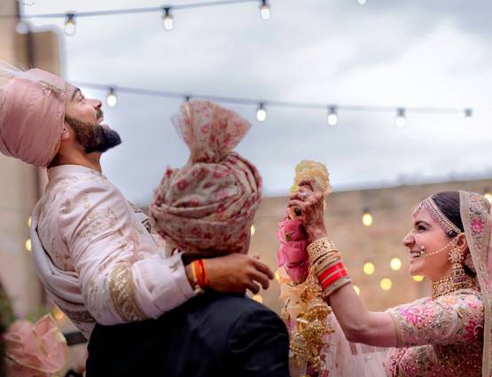 घंटों विराट-अनुष्का पकड़े रहे एक-दूजे का हाथ, यूं हुईं शादी की रस्में
