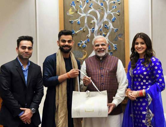 PM मोदी को न्योता देने पहुंचे कोहली, ब्लू सूट में नजर आईं अनुष्का