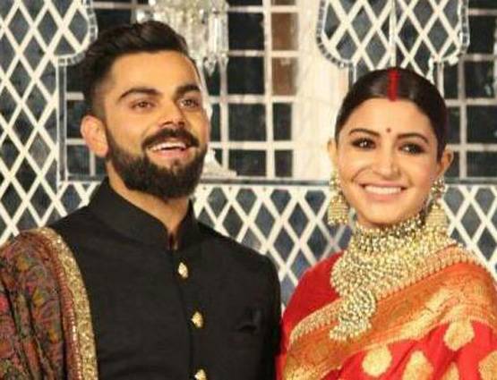 विराट की शेरवानी में सोने के बटन, बनारसी साड़ी में दिखीं अनुष्का