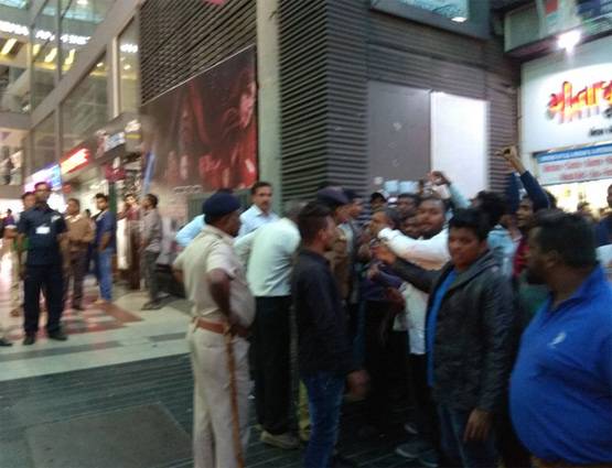 सलमान पर भड़के लोग, 'टाइगर जिंदा है' के शो में तोड़फोड़