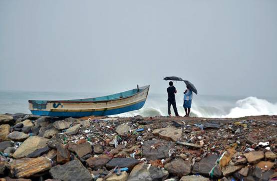 'ओखी' का विकराल रूप: केरल, तमिलनाडु के बाद गुजरात में अलर्ट