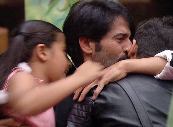 Bigg Boss के इस सरप्राइज से इमोशनल हुए हितेन, PHOTOS