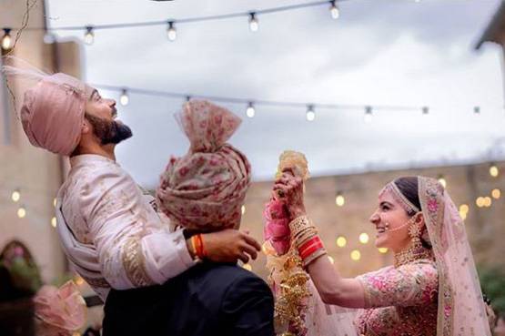 शादी के बाद वायरल हुई विराट-अनुष्का की हर तस्वीर, यहां देखें एलबम