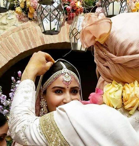 विराट के हनीमून की पहली फोटो, अनुष्का ने लिखा- स्वर्ग में हूं