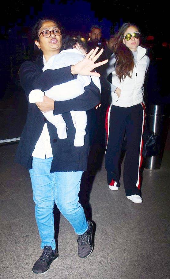 Photo: यूरोप में NEW YEAR मनाने करीना-सैफ और तैमूर हुए रवाना