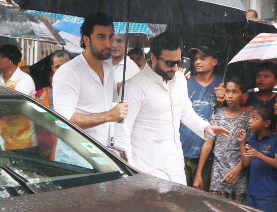 शशि कपूर के अंतिम संस्कार में पहुंचे सैफ, छाता लेकर दिखे रणबीर