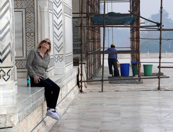 ताजमहल का रंग पड़ रहा है पीला, मुल्तानी मिट्टी से चमकाने की कोशिश