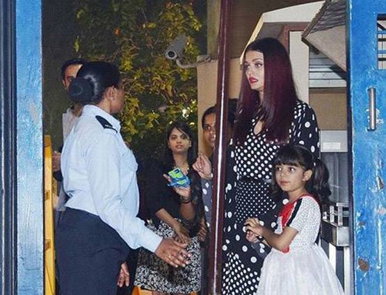 बेटी के Annual Day पर साथ दिखे ऐश-अभि, जया भी आईं नजर