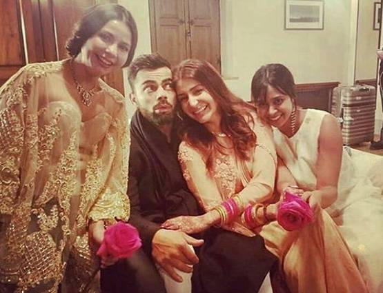 विराट-अनुष्का की पोस्ट वेडिंग तस्वीरें आई सामने, दोस्तों के साथ आए नजर