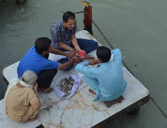 मोदी के मंत्री की हिंदुओं को सलाह, गंगा में ना करें अस्थि विसर्जन