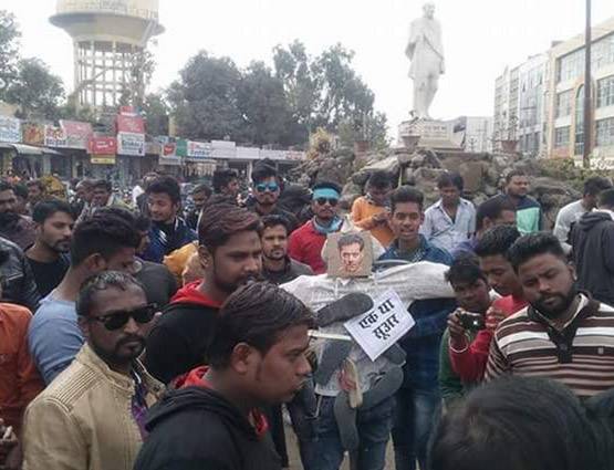 सलमान पर भड़के लोग, 'टाइगर जिंदा है' के शो में तोड़फोड़