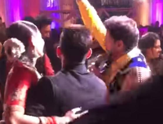 विराट संग शिखर का धमाल, जब मुंह में नोट दबाकर नाचीं अनुष्का