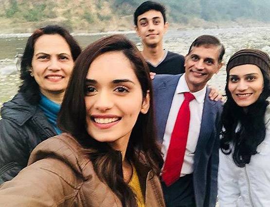 फैमिली के साथ हॉलीडे पर हैं मिस वर्ल्ड मानुषी, देखें PHOTOS