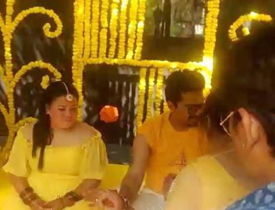 हल्दी सेरेमनी में गाउन में दिखीं भारती, देखें PHOTOS