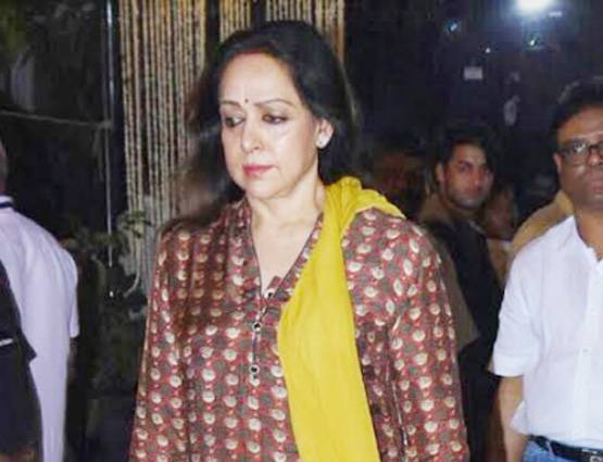 शशि की प्रेयर मीट में जुटा बॉलीवुड, हाथ जोड़े खड़ा रहा बेटा