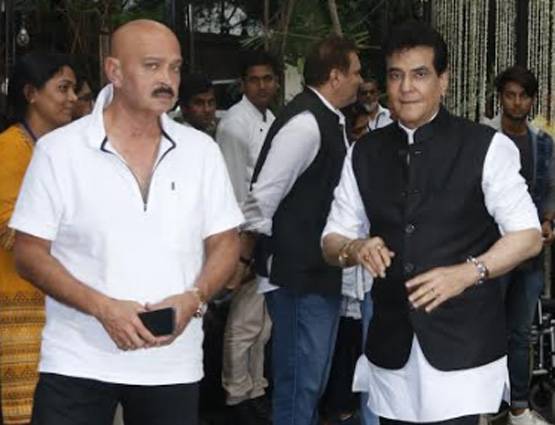 शशि की प्रेयर मीट में जुटा बॉलीवुड, हाथ जोड़े खड़ा रहा बेटा