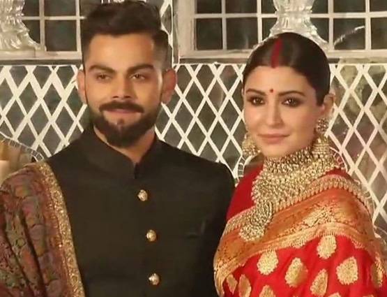 विराट की शेरवानी में सोने के बटन, बनारसी साड़ी में दिखीं अनुष्का