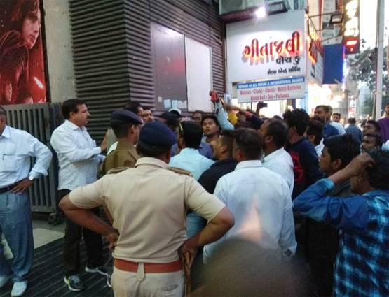 सलमान पर भड़के लोग, 'टाइगर जिंदा है' के शो में तोड़फोड़