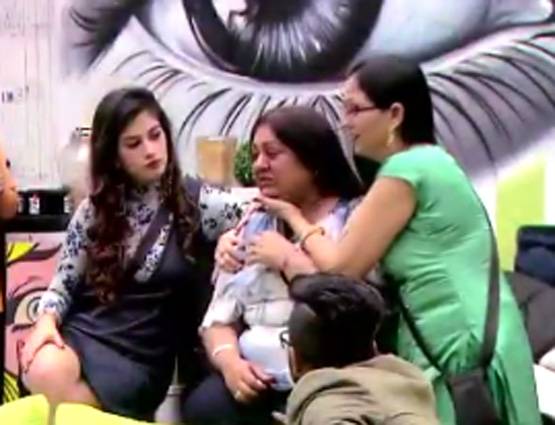 बिग बॉस में रोईं आकाश की मां, कहा- बेटे पर कमेंट करने वाले दुश्मन