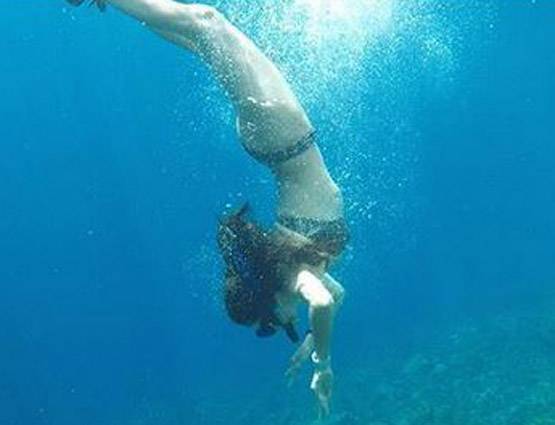 रितिक की राखी सिस्टर की BIKINI PHOTOS वायरल