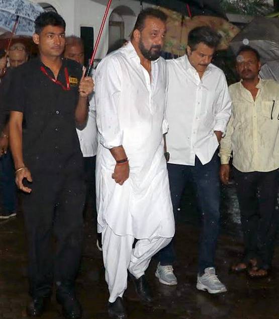 PHOTOS: शशि कपूर के अंतिम दर्शन को पहुंचे ये बॉलीवुड सितारे