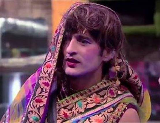 बिग बॉस में अजीबोगरीब टास्क: अर्शी प्रेग्नेंट, प्रियांक ने पहनी बिकिनी