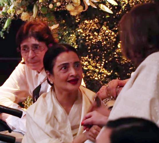 शशि कपूर के प्रेयर मीट में रोने लगी थीं रेखा, सामने आया वीडियो