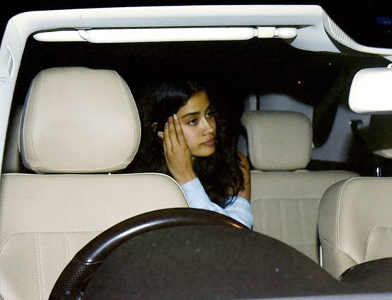 रील प्रेमी ईशान खट्टर के साथ कहां डिनर करने पहुंची जाह्नवी कपूर