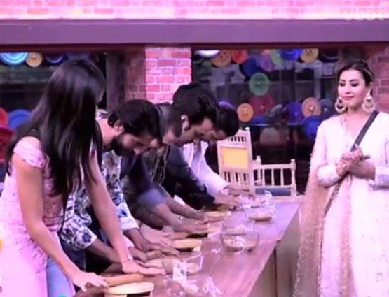Bigg Boss11: कटरीना को रिझाने के लिए कंटेस्टेंट ने किया BELLY DANCE