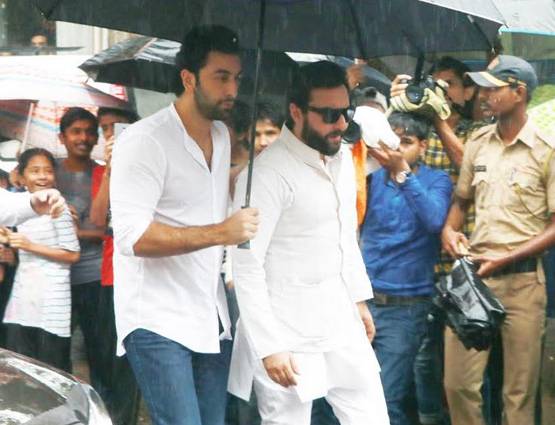 शशि कपूर के अंतिम संस्कार में पहुंचे सैफ, छाता लेकर दिखे रणबीर