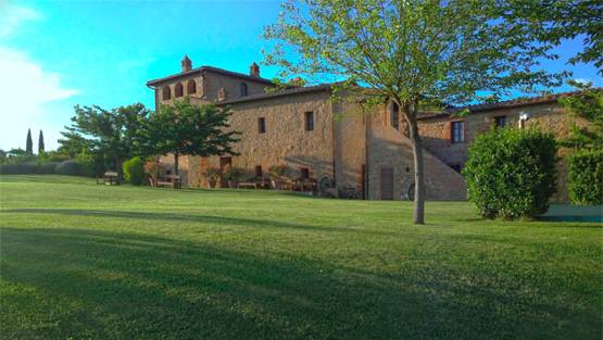 स्वीमिंग पूल से प्ले ग्राउंड तक, इस रेसॉर्ट में होगी विराट अनुष्का की शादी