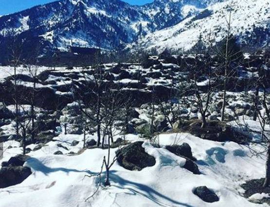 PHOTOS बर्फबारी से 'जन्‍नत' बना मनाली, सफेद चादर में ढके पहाड़