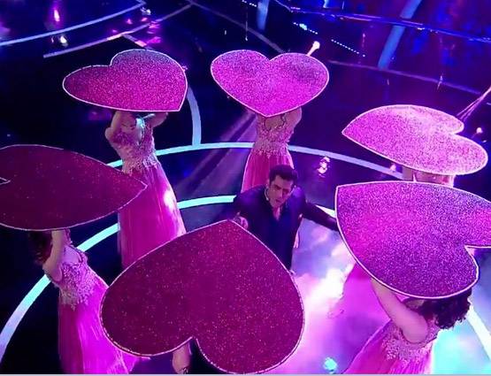 सलमान का बर्थ डे मनाने बिग बॉस में पहुंची 'नागिन', ये डांस किया