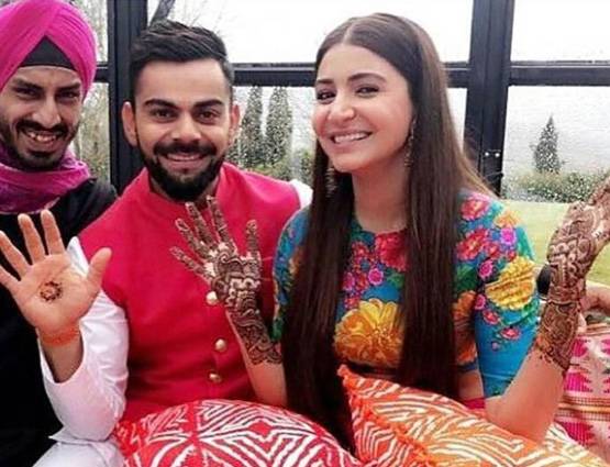 विराट-अनुष्का की पोस्ट वेडिंग तस्वीरें आई सामने, दोस्तों के साथ आए नजर