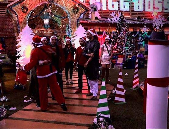 Bigg Boss:सैंटा बनकर पहुंचे मीका, विकास को टिश्यू और हिना को दिए बादाम