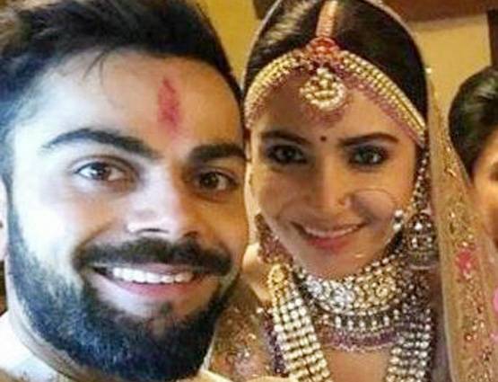 आसानी से विराट को हार नहीं पहना पाईं अनुष्का, देखें शादी की तस्वीरें