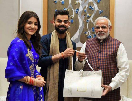 PM मोदी को न्योता देने पहुंचे कोहली, ब्लू सूट में नजर आईं अनुष्का