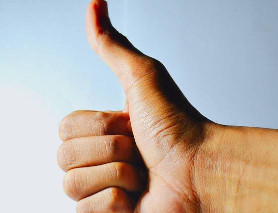 क्या आपका भी अंगूठा ऐसे मुड़ जाता है, जानिए मतलब