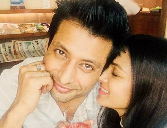 सोशल मीडिया पर पति के साथ टीवी एक्ट्रेस की रोमांटिक तस्वीरें VIRAL