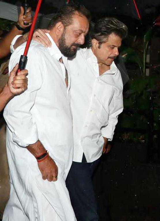 PHOTOS: शशि कपूर के अंतिम दर्शन को पहुंचे ये बॉलीवुड सितारे