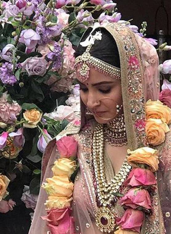 32 दिन में 67 कारीगरों ने बनाया अनुष्का का लहंगा