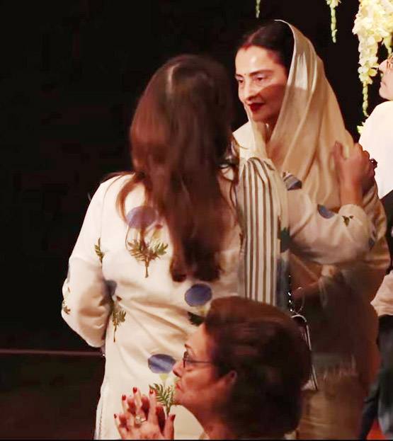 शशि कपूर के प्रेयर मीट में रोने लगी थीं रेखा, सामने आया वीडियो