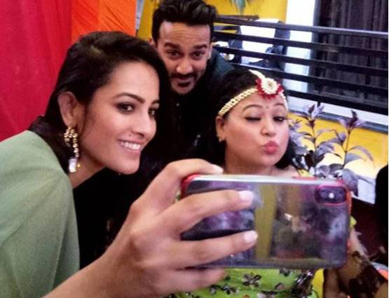 अपनी मेहंदी में जमकर नाचीं भारती सिंह, देखें सेरेमनी की Inside PHOTOS